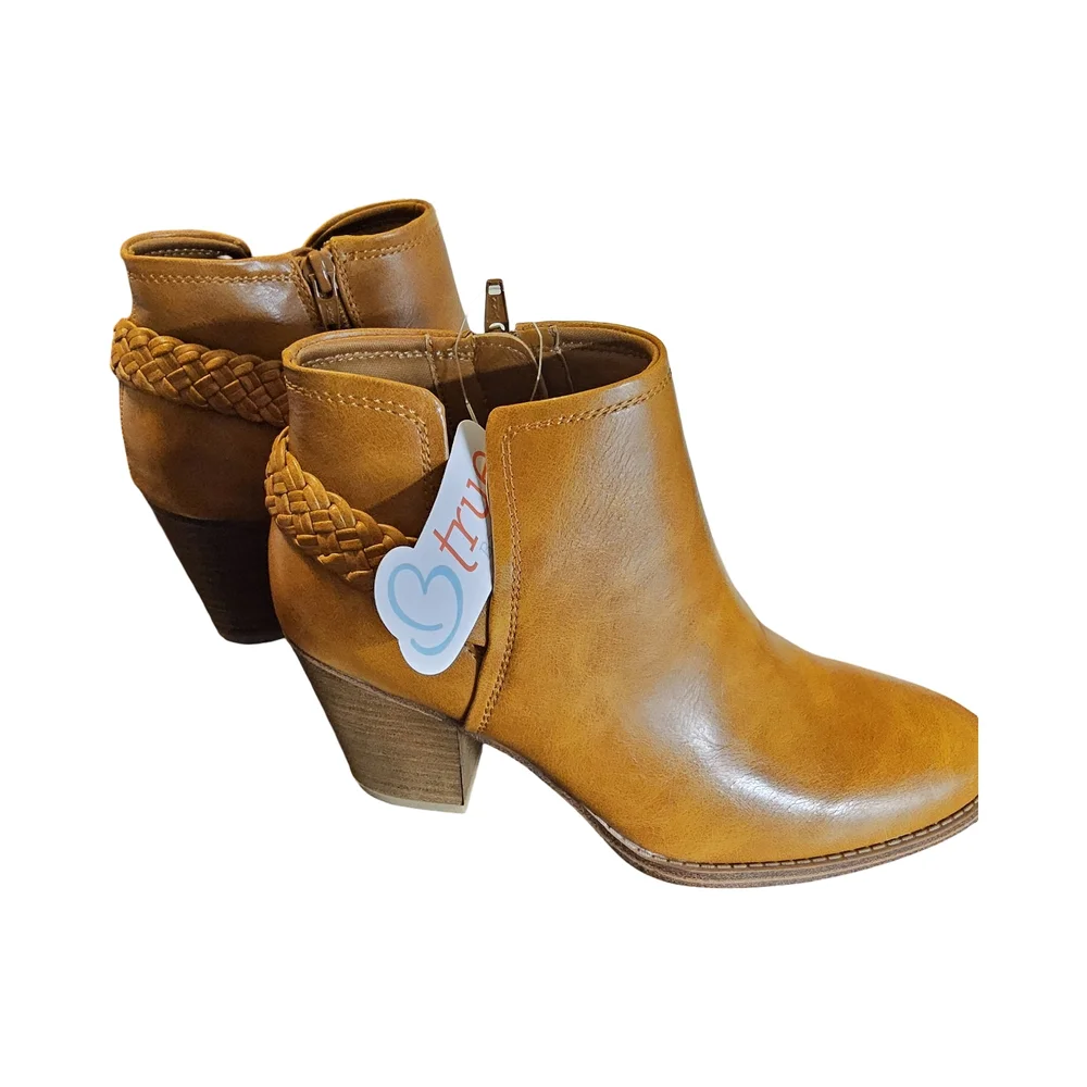 NWOT Size 6.5 BareTraps Charlotte Ankle Booties with Braided Detail in Chestnut